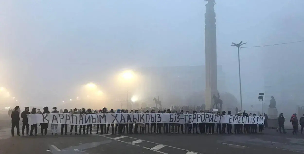 У Алматы сілавікі стралялі ў людзей з плакатам "Мы — мірны народ"