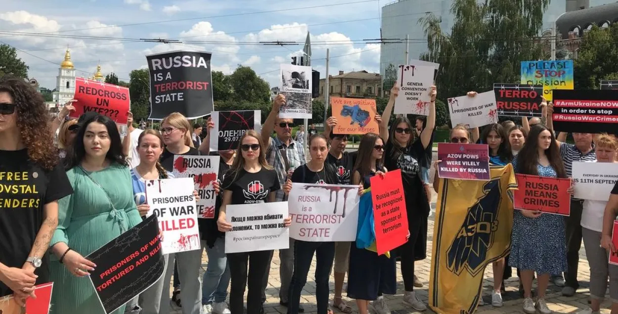 "Мы разочарованы": родственники защитников "Азовстали" провели акцию в Киеве
