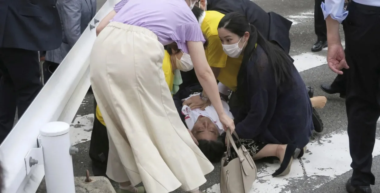 Синдзо Абэ сразу после покушения / Reuters