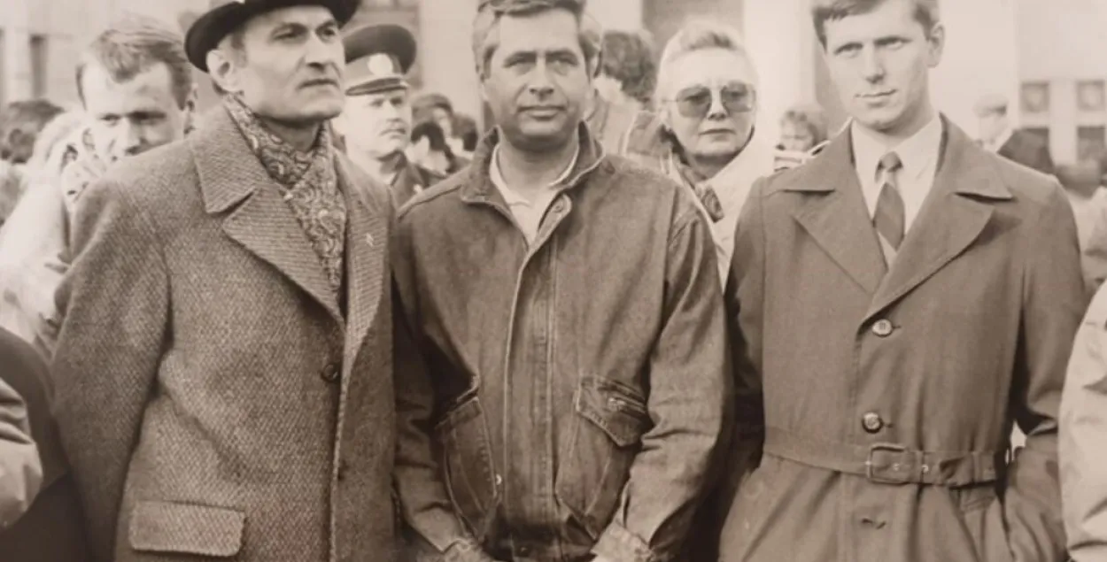 Станислав Гусак (в центре) рядом с Зеноном Позняком (слева), начало 1990-х / svaboda.org