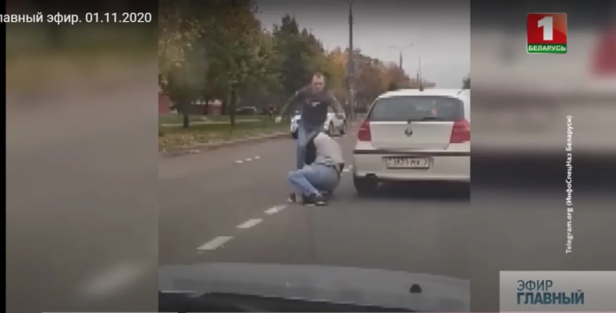 Водитель BMW избивает парня с флагом / кадр из сюжета &quot;Беларусь 1&quot;​