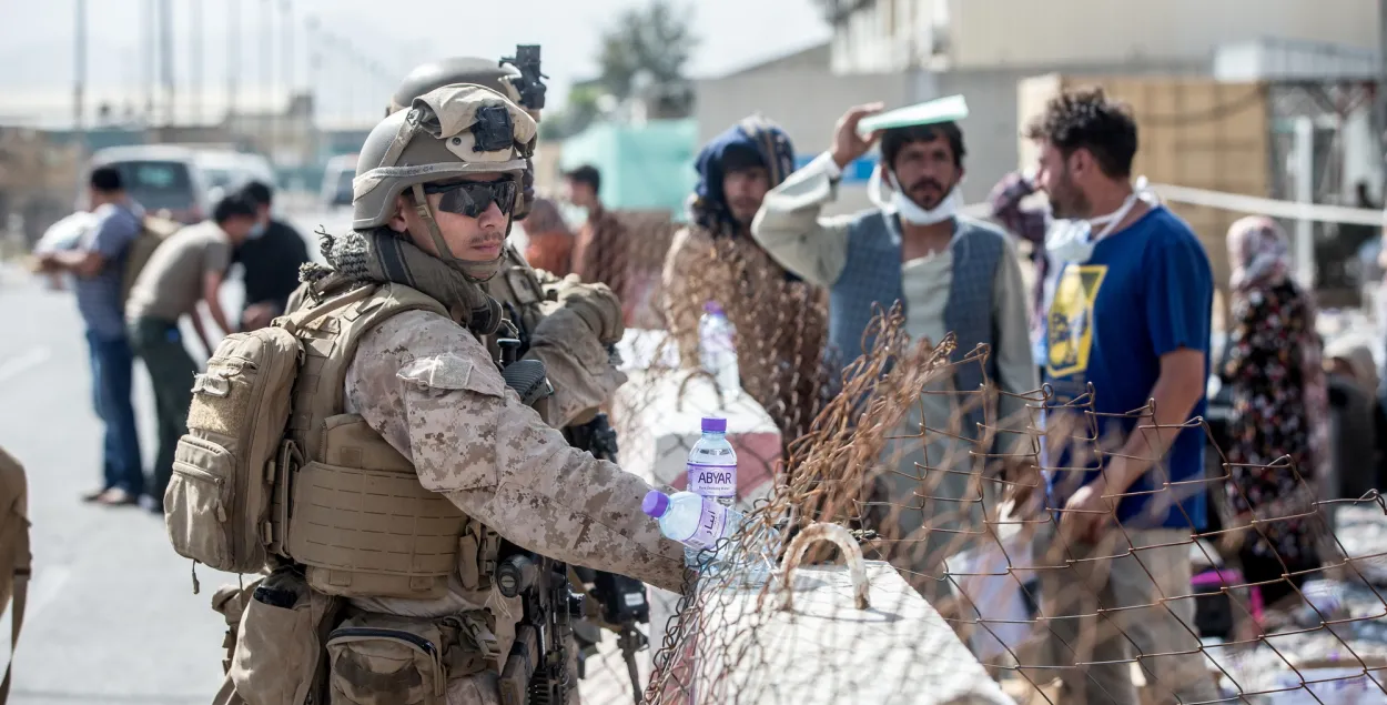 Марскі пехацінец ЗША каля міжнароднага аэрапорта ў Кабуле / Reuters​