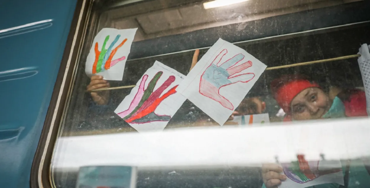 Дети с оккупированных территорий Украины в вагоне поезда на минском вокзале. Весна 2023-го / sb.by
