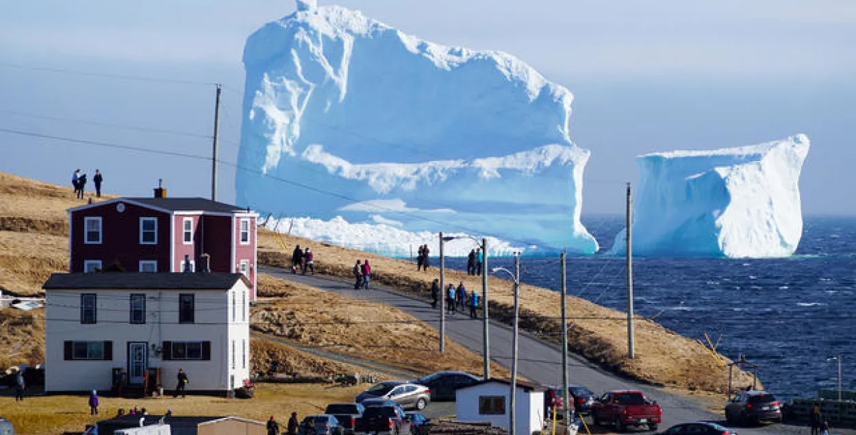 Фота: Велізарны айсберг прыплыў у канадскую вёску 
