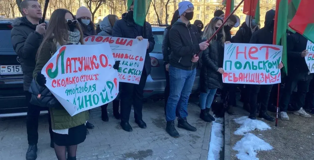 У посольств Литвы и Польши проходят пикеты "белорусских патриотов"