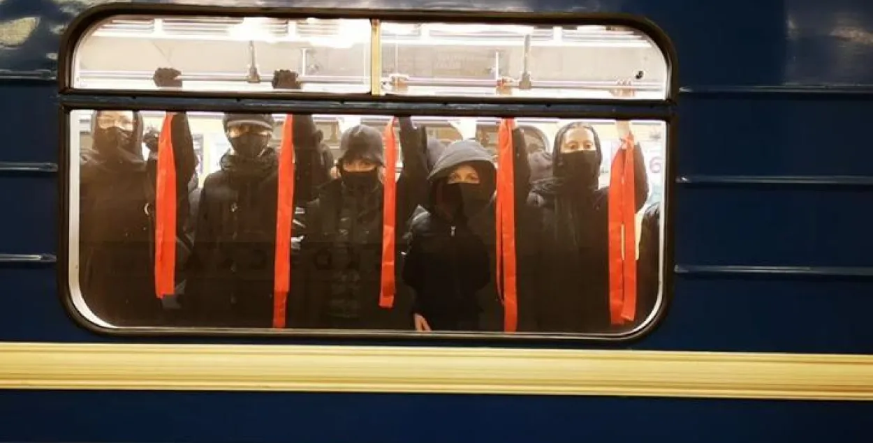 Жанчыны ў чорным правялі акцыю салідарнасці ў мінскім метро