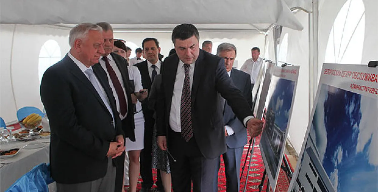 Бизнесмен Алексеев показывает Мясниковичу, как будет выглядеть сервисный центр в Ашхабаде.&nbsp;Фото: tut.by