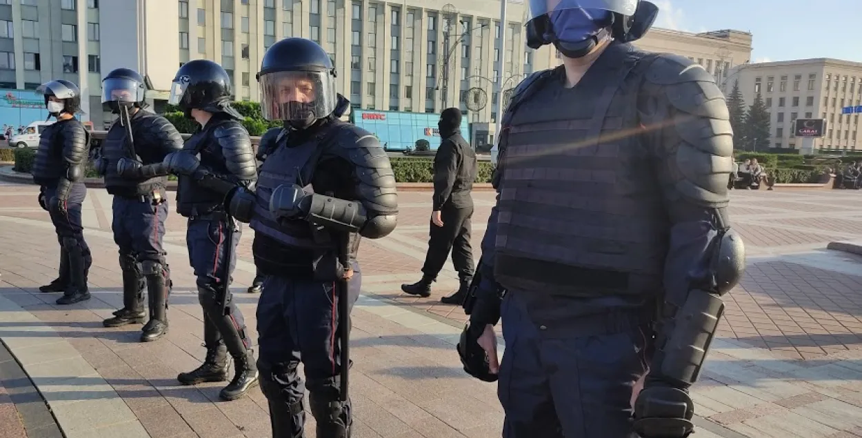 ОМОН на площади Независимости в Минске / Еврорадио​