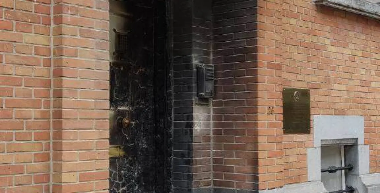 Так выглядела горящая дверь посольства в августе 2021-го​