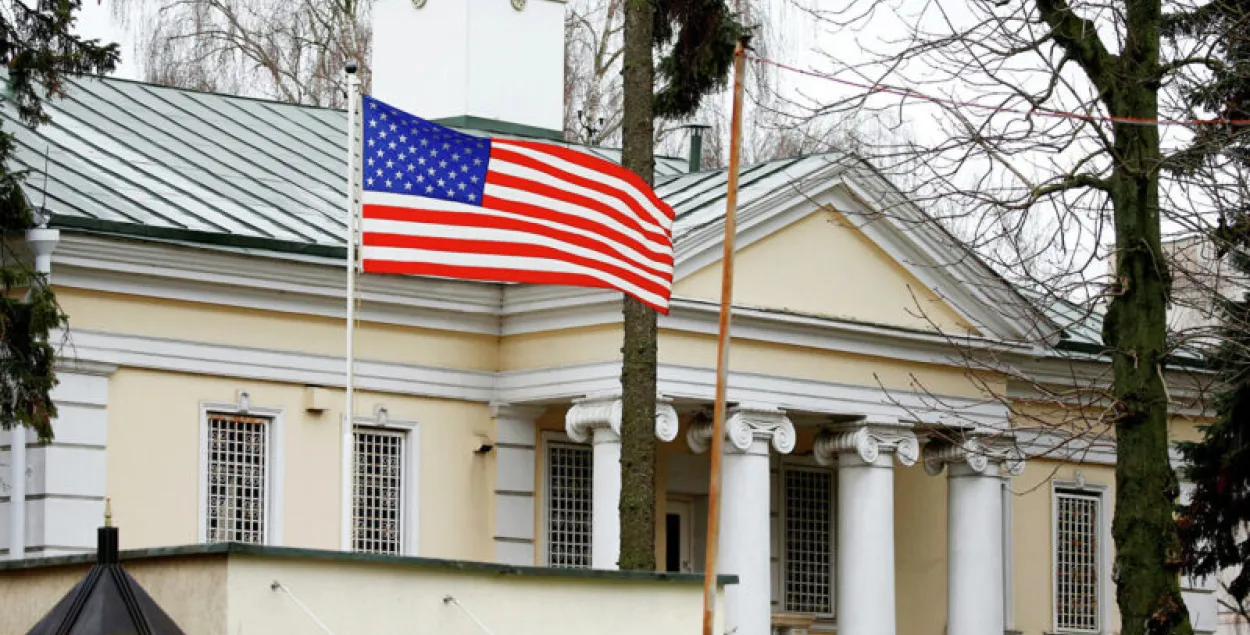 Посольство США в Минске приостанавливает выдачу виз