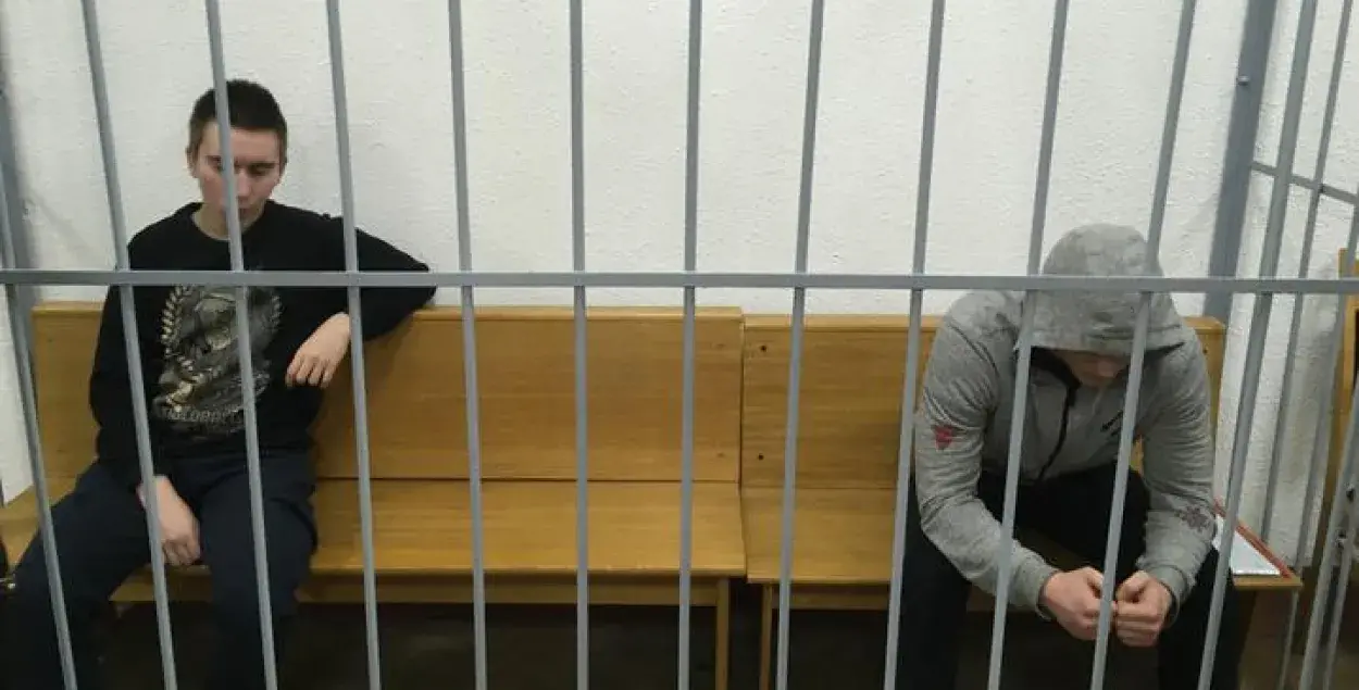 Двух анархістаў у Мінску судзяць за акцыі каля суда і "Валадаркі"