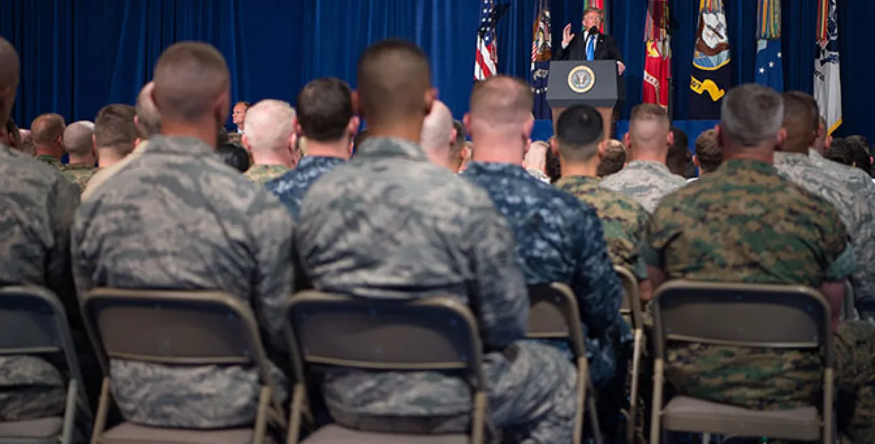 Дональд Трамп забараніў прымаць у армію ЗША трансгендэраў