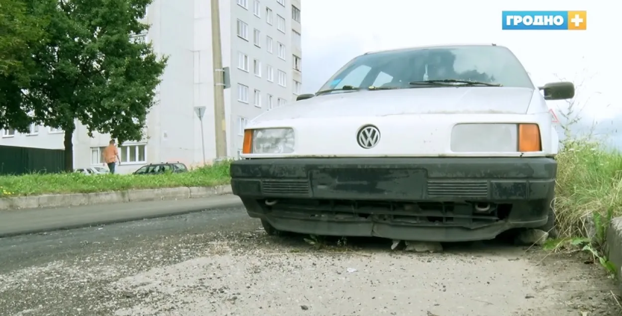 В Гродно дорожники положили асфальт вокруг припаркованного авто | Новости  Беларуси | euroradio.fm