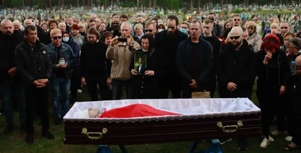 Витольда Ашурка похоронили под бело-красно-белым флагом / &quot;Наша Нива&quot;