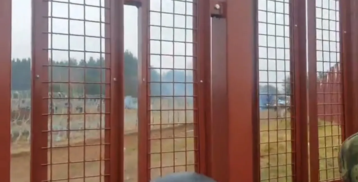 Атака мигрантов на переходе Брузги-Кузница / кадр из видео​