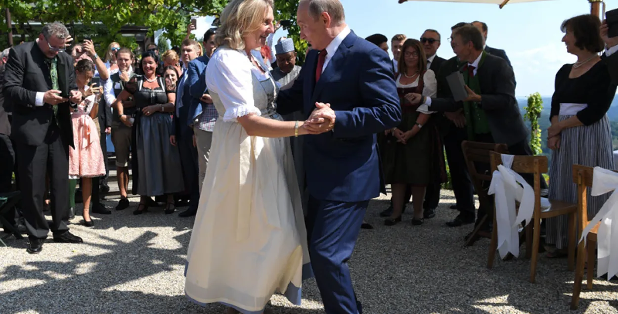 Владимир Путин танцует с Карин Кнайсль на ее свадьбе. Фото: Reuters​