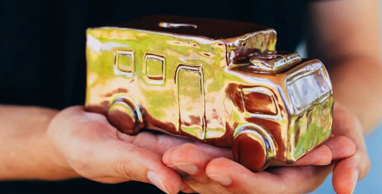 Беларус прадае Golden Luxury Autozak, каб дапамагчы рэпрэсаваным і іх сем'ям