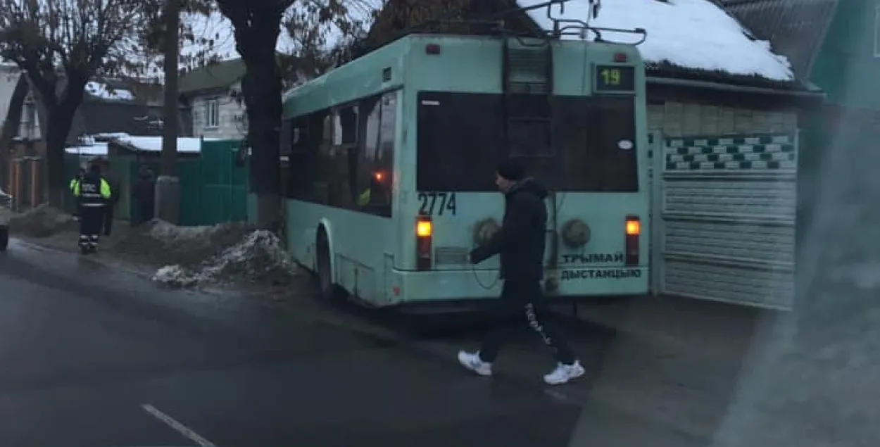 Гомельскі тралейбус у Дзень закаханых "пацалаваўся" з жылым домам (фота)