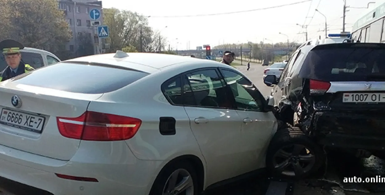 В ДТП на проспекте Жукова столкнулись шесть автомобилей и троллейбус (фото)  | Новости Беларуси | euroradio.fm