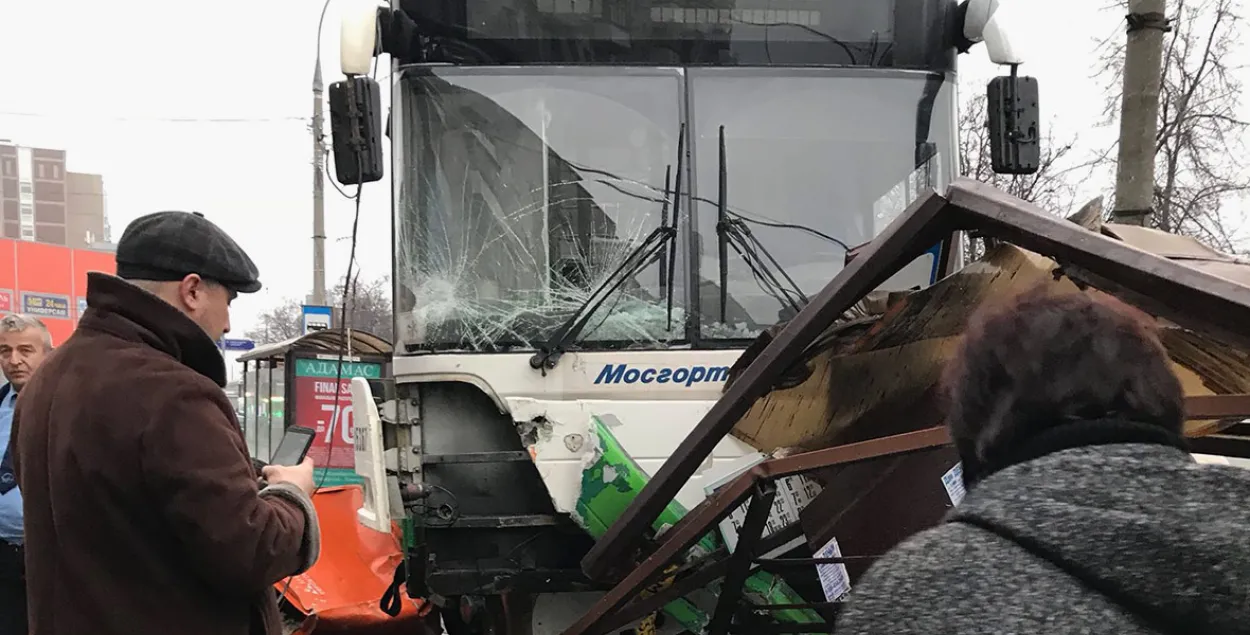В Москве автобус врезался в остановку. Погибли 2 человека