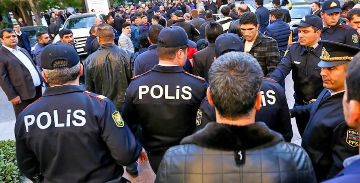 Протесты, аресты, убийства полицейских. Что происходит в Азербайджане