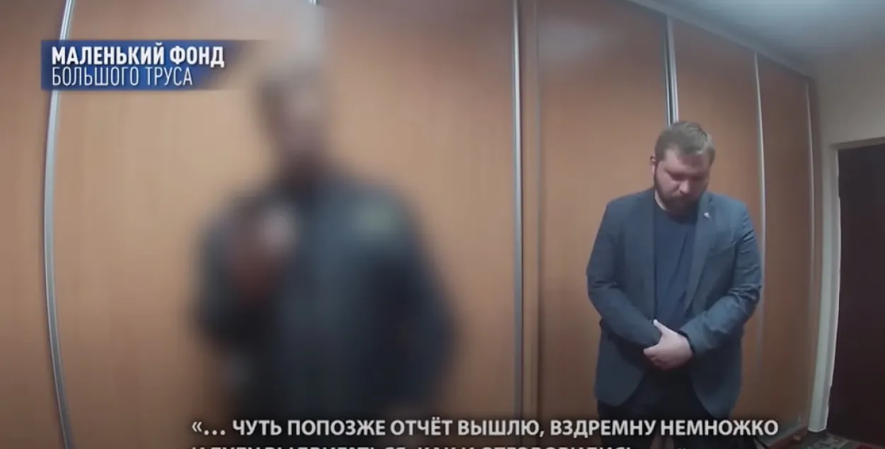 Мужчина в кадре с Григорием Азаренком - задержанный в сентябре военный / скриншот видео&nbsp;youtube.com/c/CTVBYvideo
