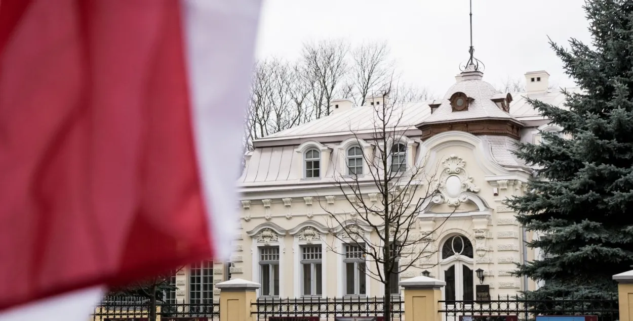 В Вильнюсе неизвестный поменял флаги на белорусском посольстве 