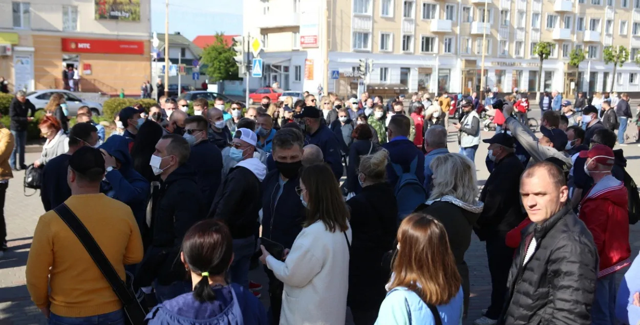 Жители Барановичей пришли поставить подпись за выдвижение Светланы Тихановской / intex-press.by​