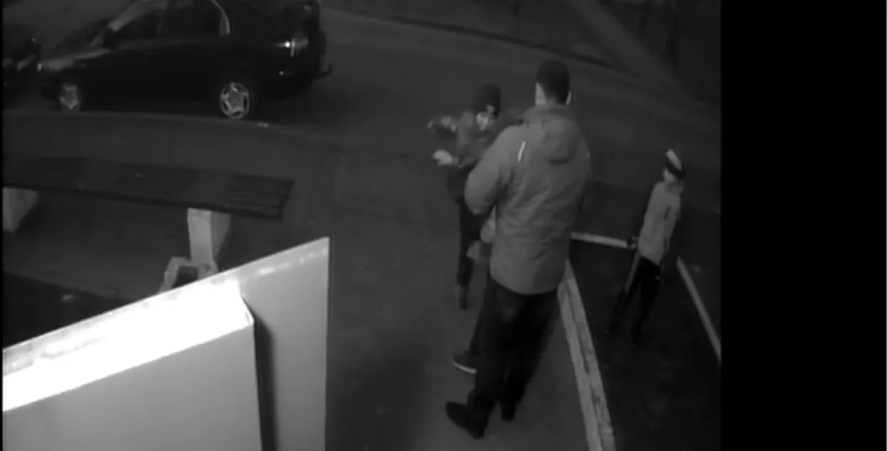 У Баранавічах асудзілі мужчыну, які трымаў чужое дзіця, пакуль сын яго біў