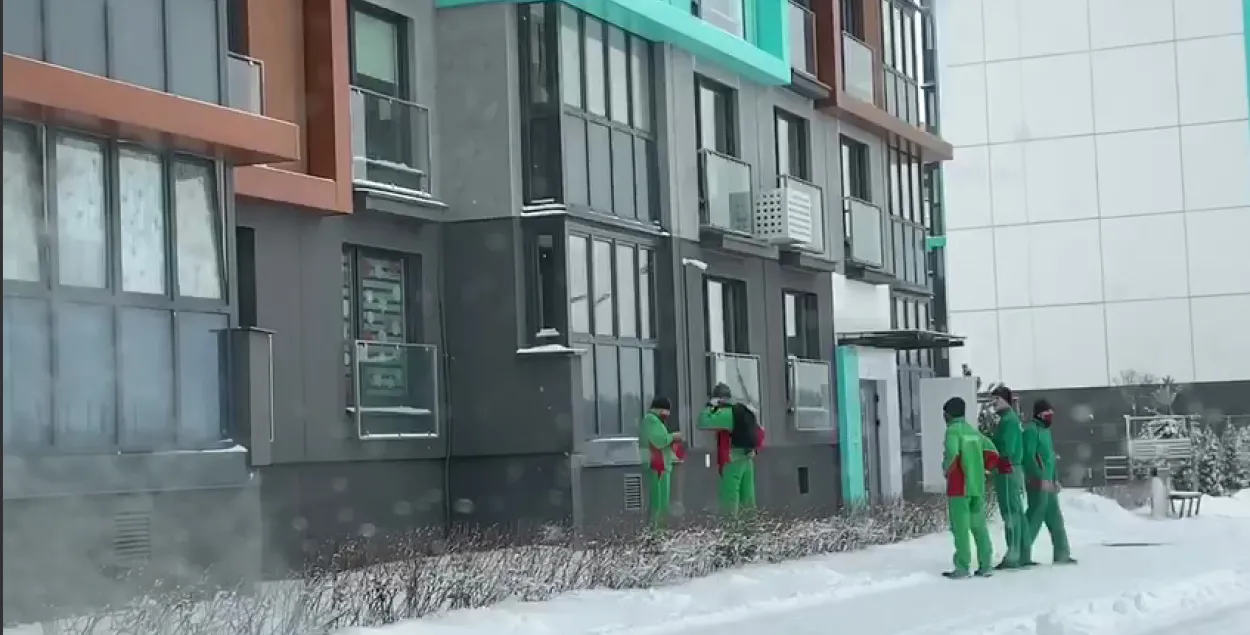 Мужчины, которые клеят красно-зелёные флаги в Новой Боровой / кадр из&nbsp;видео
