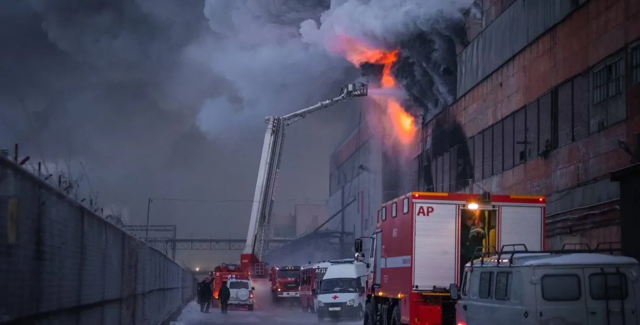Пожар на шинном заводе в Барнауле / @barnaul22official
