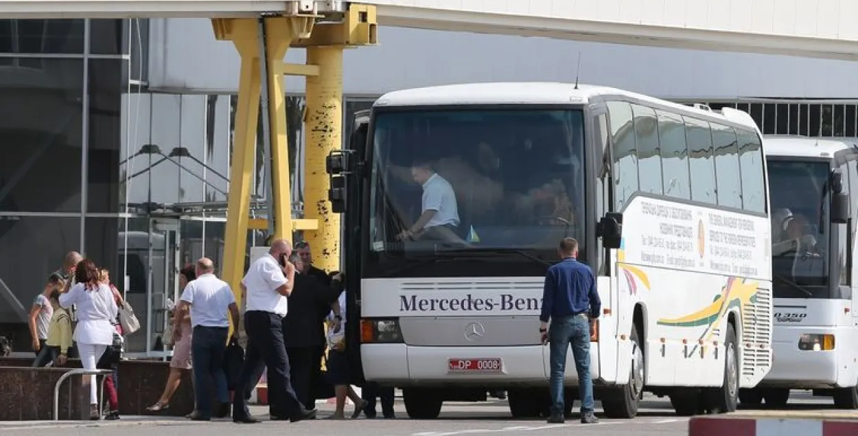 Автобусы с родственниками пленных прибыли в киевский аэропорт. Фото УНИАН