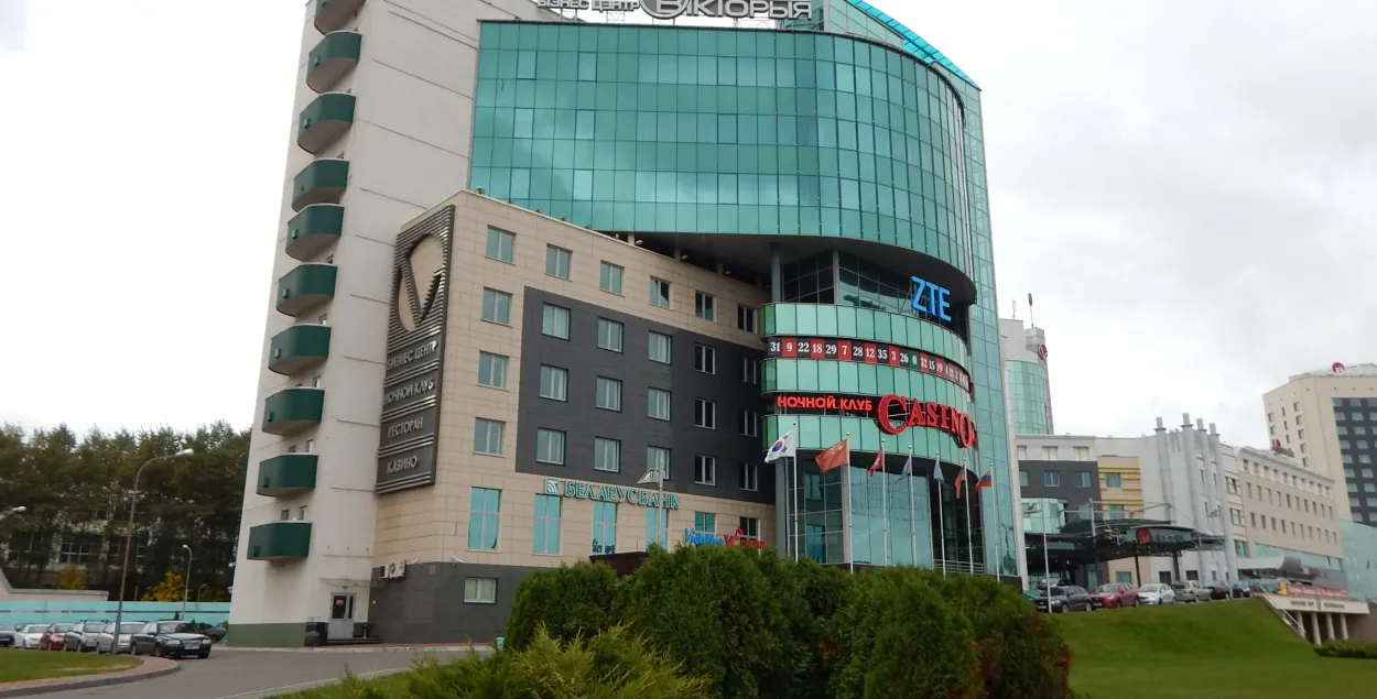 С балкона бизнес-центра "Виктория" в Минске упал мужчина