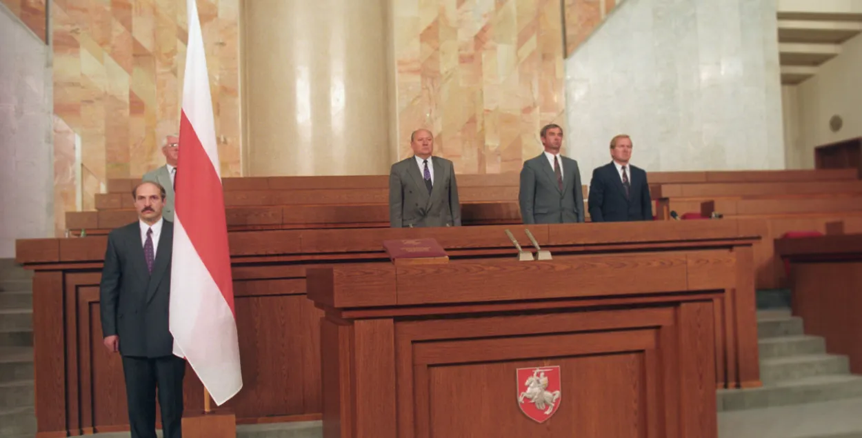 29 лет назад бело-красно-белый флаг стал государственным флагом Беларуси