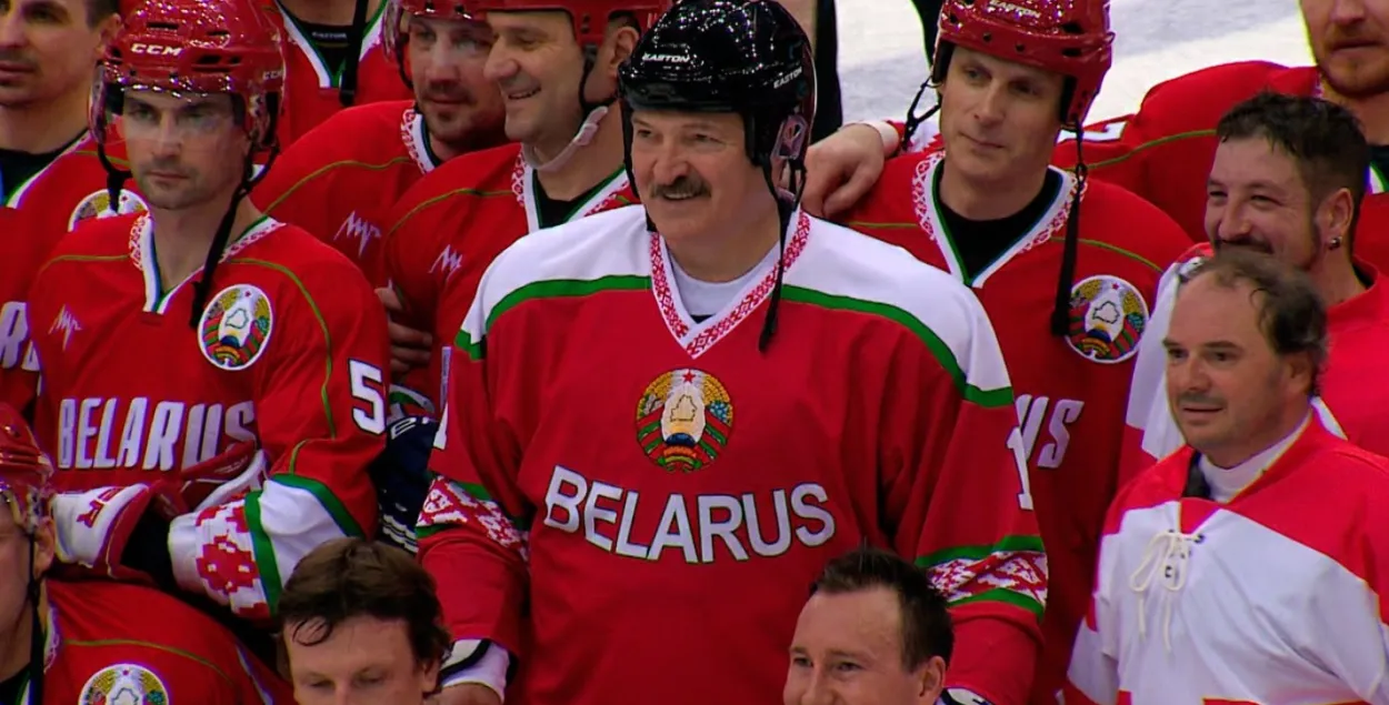 Павел Белы (гульнявы нумар 53) злева ад Аляксандра Лукашэнкі / БЕЛТА
