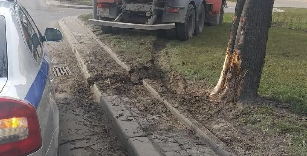 Бетономешалка в Минске врезалась в 