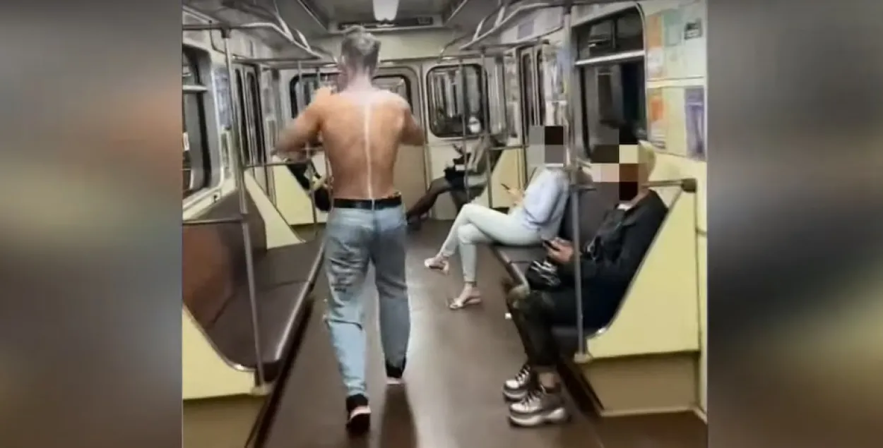 Облился молоком и повис на поручне: милиция задержала хулиганов в метро