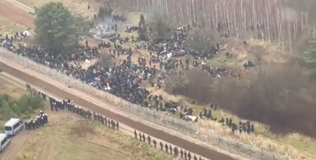 Нелегалы на польско-белорусской границе / twitter.com/MON_GOV_PL, скриншот видео​