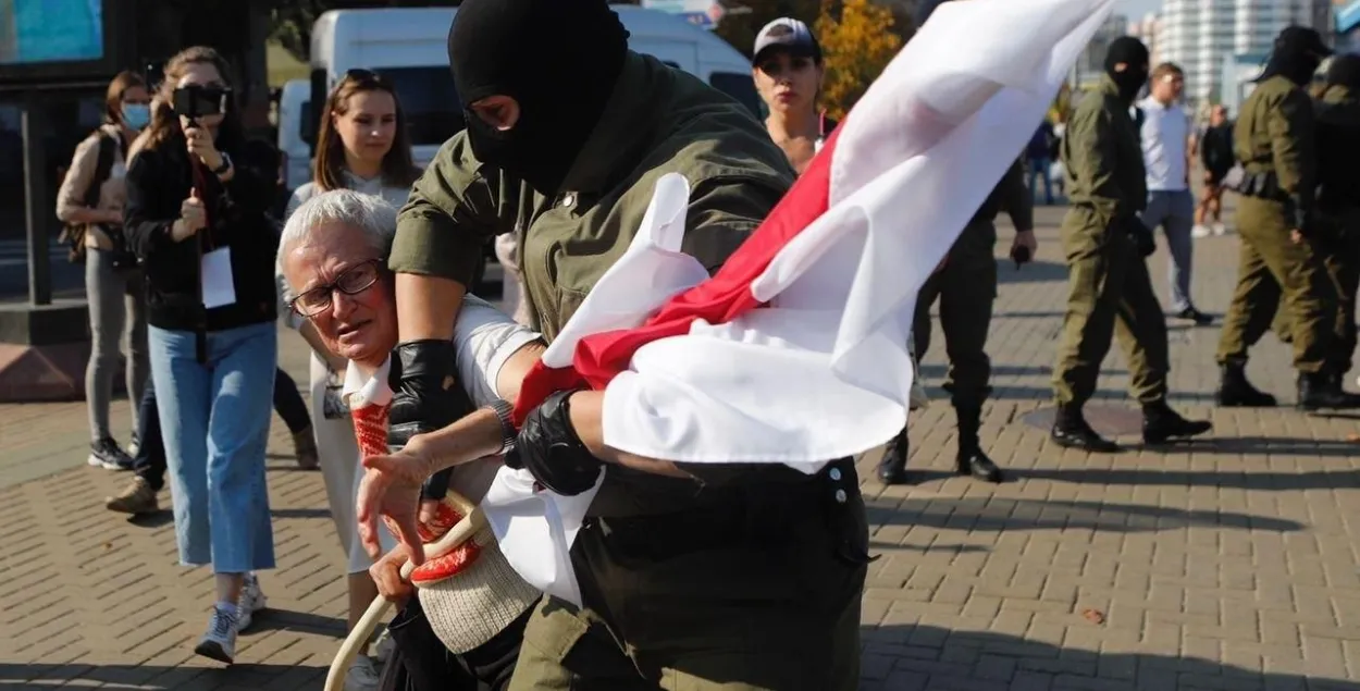 На женском марше в Минске задержали 73-летнюю Нину Богинскую