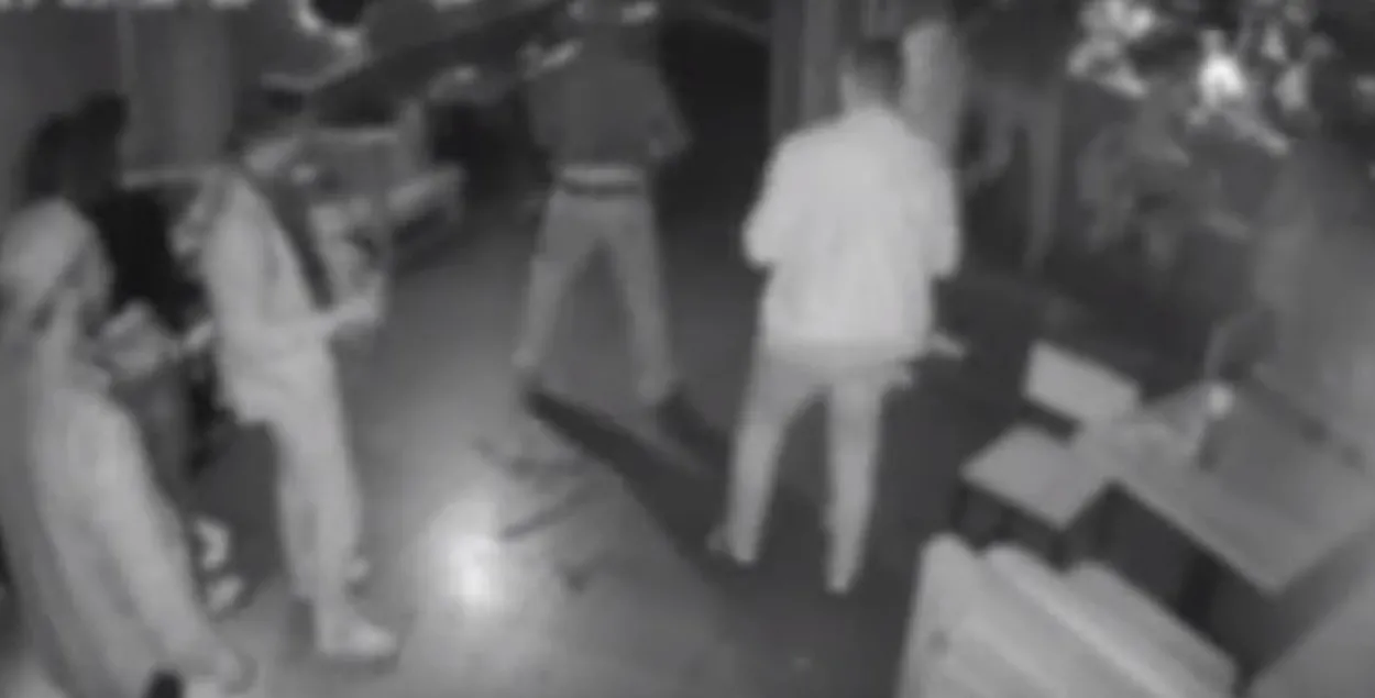 В баре на Зыбицкой в Минске футбольный фанат избил болельщика из России