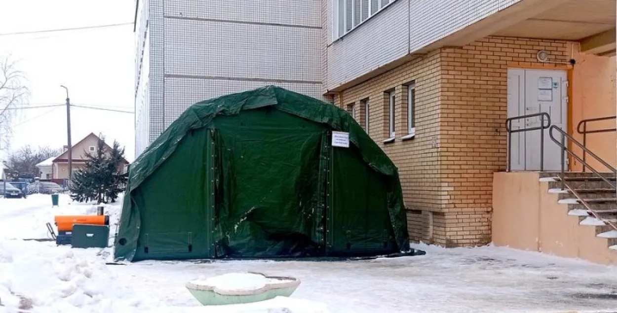 В Дзержинске для пациентов с ковид, стоящих в очереди, установили палатку