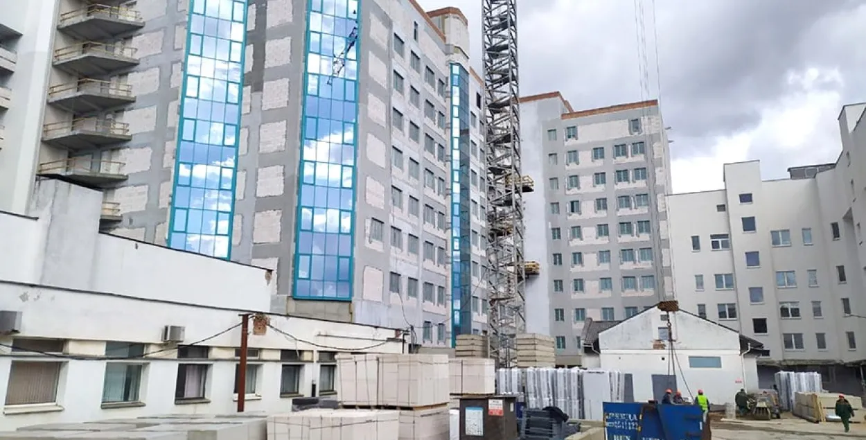 На территории 4-й больницы Минска строят новый корпус