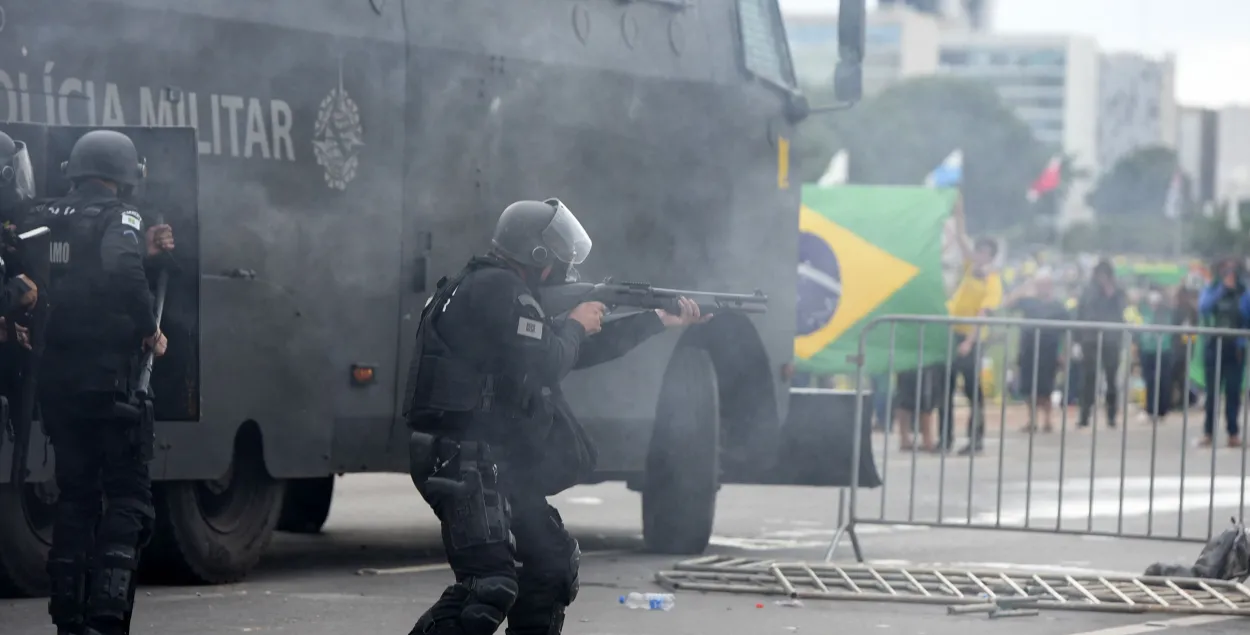 Протесты в Бразилии / Newsweek
