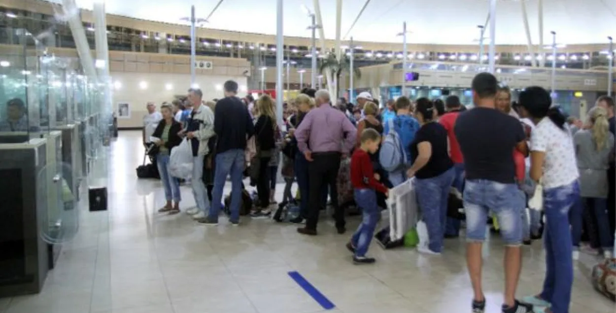 Тысячы брытанскіх турыстаў чакаюць эвакуацыі з Егіпта
