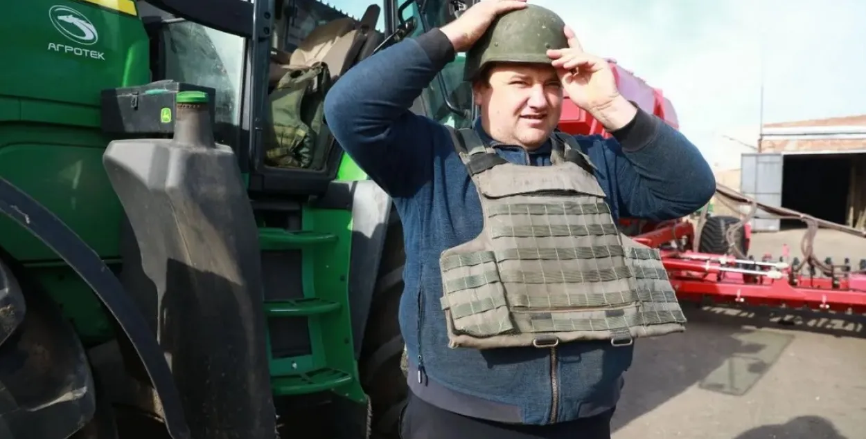 Украінскія фермеры працуюць на пасяўной у касках і бронекамізэльках
