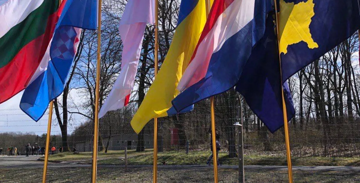 Флаги на памятной акции в Бухенвальде