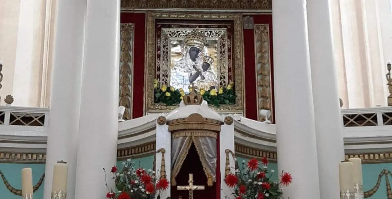 Алтарь и чудотворная икона в Будславском костеле / Еврорадио
