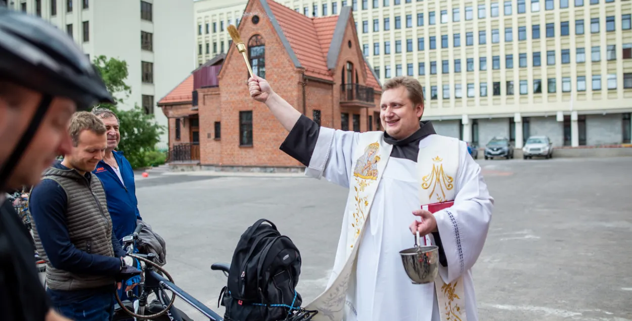 Священник благословляет велосипедное паломничество в Будслав / Еврорадио