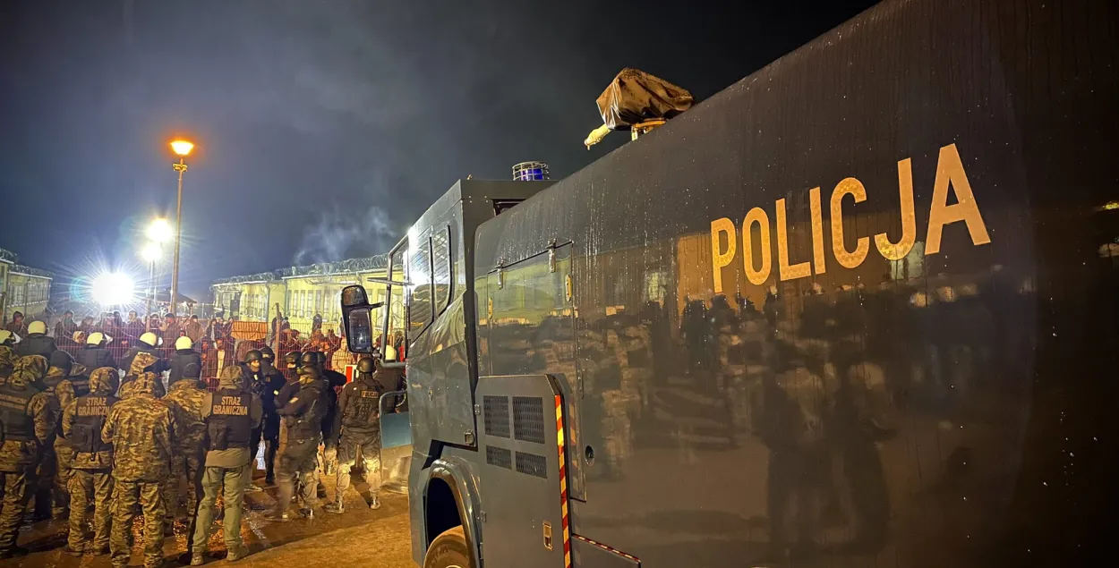 Мигранты устроили беспорядки в центре для них&nbsp;/ twitter.com/PolskaPolicja