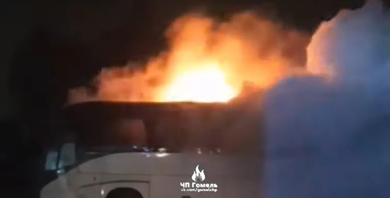 В Гомеле открытым пламенем горел автобус